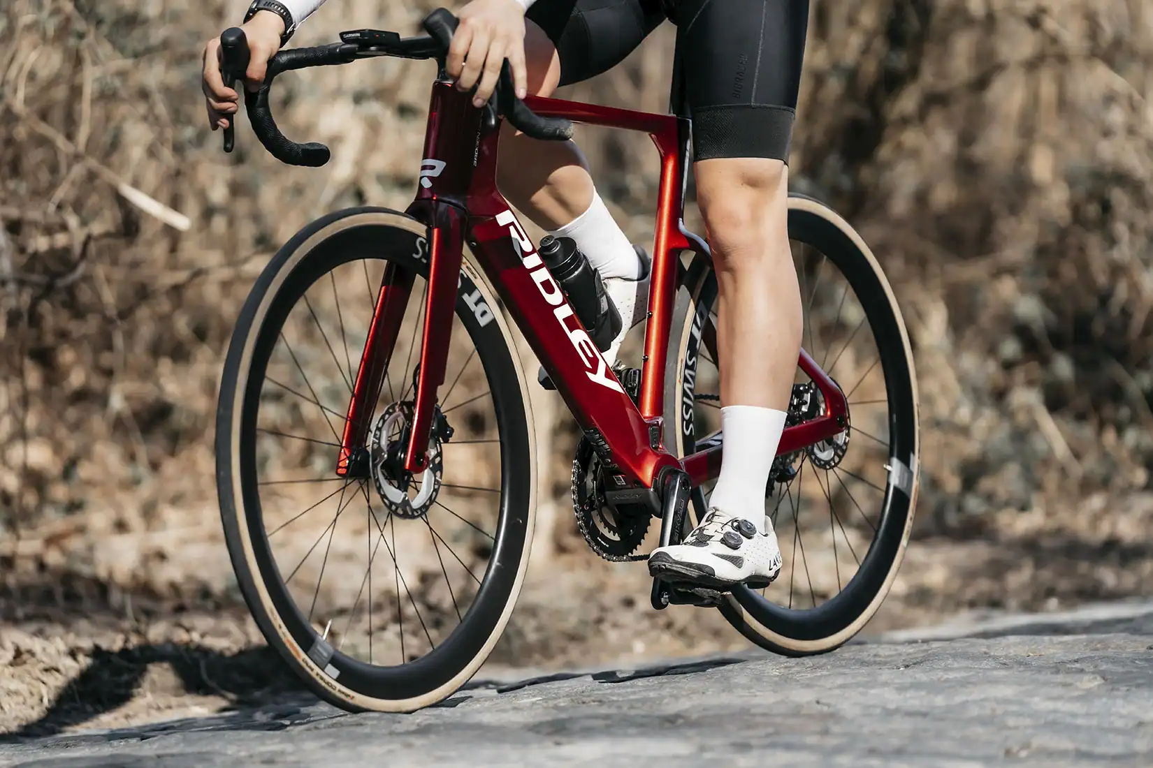 Aero-Rennrad mit elektrischem Rückenwind, ideal für schnelle Radtouren und längere Strecken.