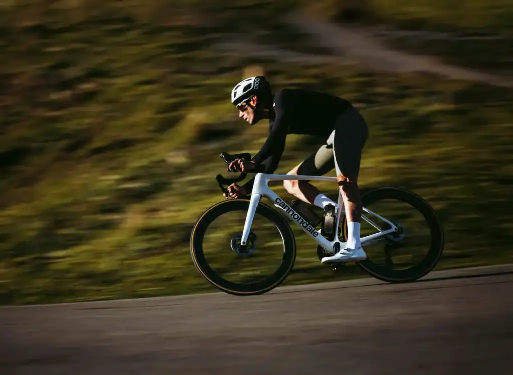 Radfahrer auf Cannondale SuperSix EVO Gen. 5 Rennrad, schnelle Fahrt auf Landstraße.