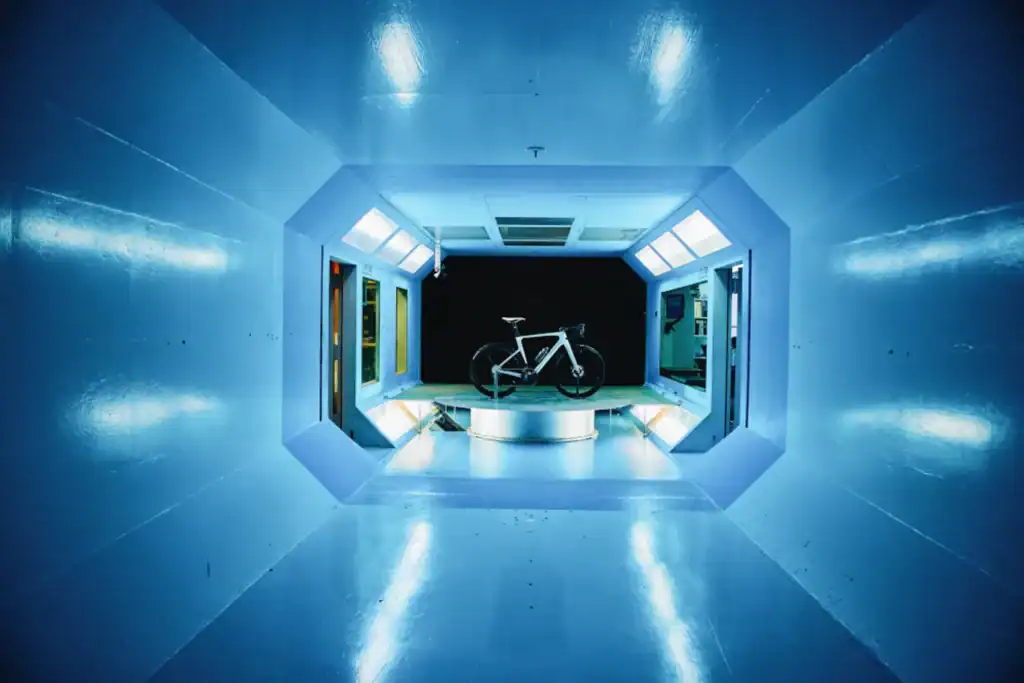 Hochwertiges Fahrrad im modernen, blauen Testlabor mit LED-Beleuchtung.