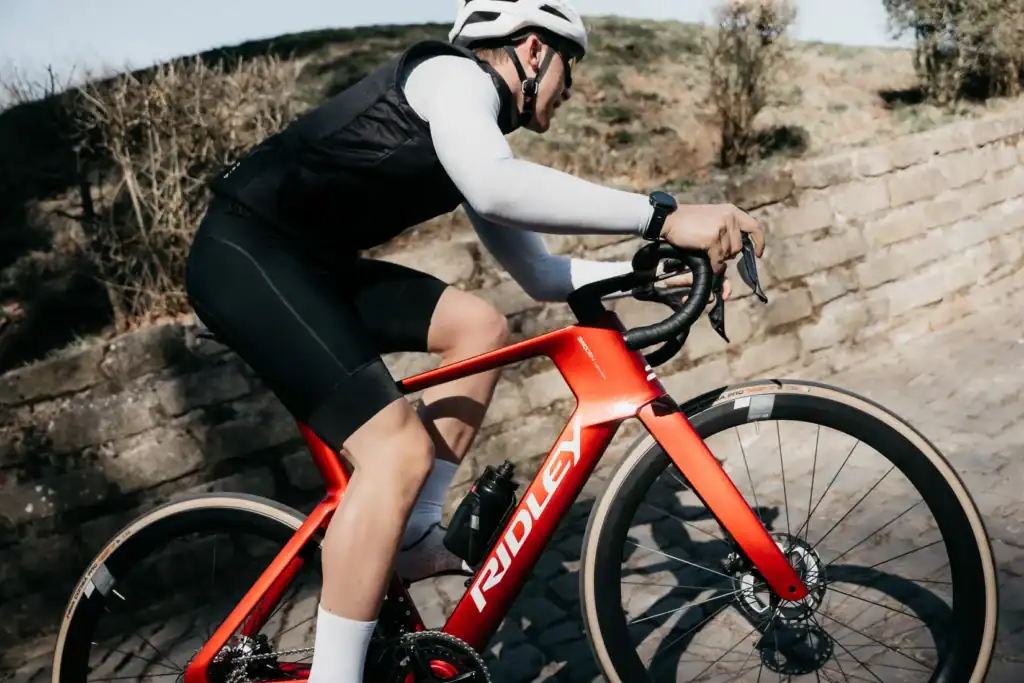 Rennrad von Ridley, ideal für schnelle Touren mit elektrischer Unterstützung.